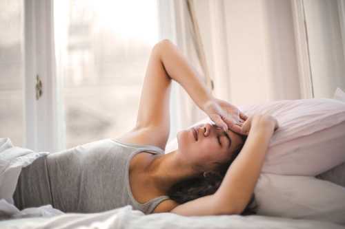 Причини, із-за яких у людей потіє голова і шия під час нічного сну - INFBusiness