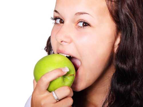 Стоматологи повідомили, якими продуктами краще чистити та зміцнювати зуби - INFBusiness