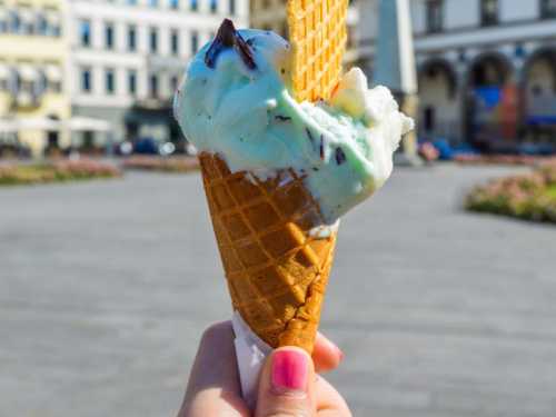 Чому лікарі забороняють їсти морозиво після третьої години дня - INFBusiness