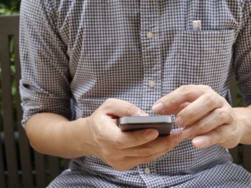 Чоловік постійно сидить у телефоні: поради психолога, які допоможуть рішити проблему - INFBusiness