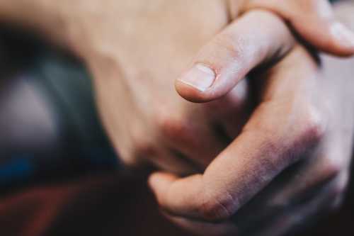 Чому доросла людина гризе нігті та чим це загрожує здоров'ю - INFBusiness