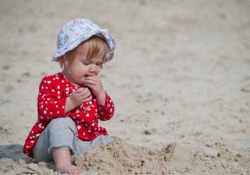 З якої причини дитина воліє їсти пісок - INFBusiness