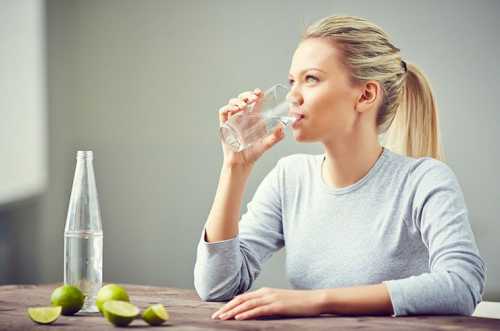 Чому фахівці не рекомендують пити воду стоячи - INFBusiness
