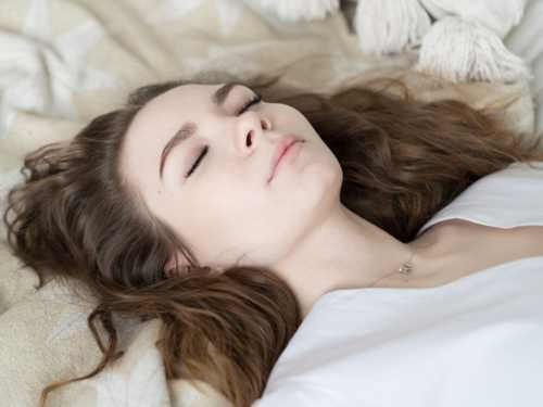 Це дуже шкідливий міф: медики пояснили, наскільки корисно спати без подушки - INFBusiness