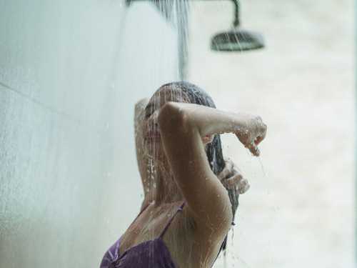 Лікарі розповіли, чи корисно митися просто водою — без гелю чи мила - INFBusiness