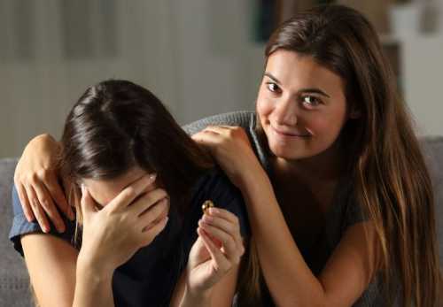 10 ознак, які вкажуть на токсичність вашої подруги - INFBusiness