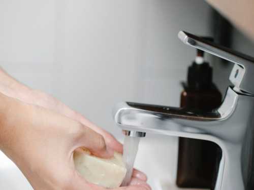 Дерматологи розповіли, чи справді найкраще мити руки господарським милом - INFBusiness