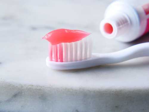 Увага — на тюбик: стоматологи назвали 5 небезпечних речовин у зубній пасті - INFBusiness