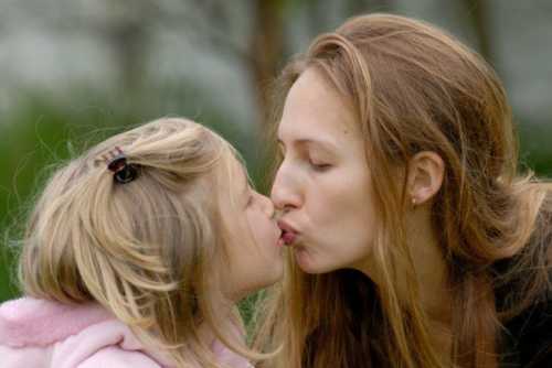 Попередження психолога: не можна цілувати дітей в губи - INFBusiness