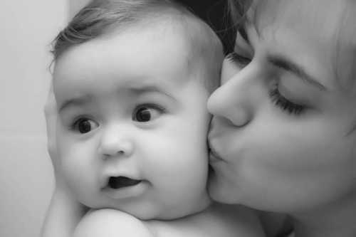 Попередження психолога: не можна цілувати дітей в губи - INFBusiness