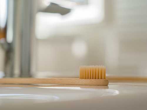 Американський дантист показав, як очистити зубну щітку після використання - INFBusiness