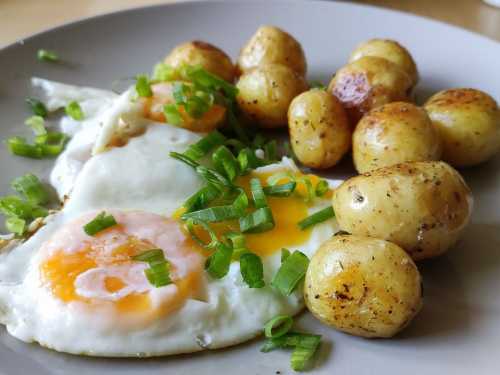 Дієтологи розповіли, чому яйця не можна поєднувати з майонезом та картоплею - INFBusiness