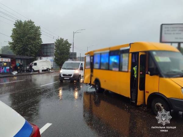 У Києві на Кільцевій дорозі зіткнулись автівка та маршрутка: що кажуть про ДТП у поліції - INFBusiness