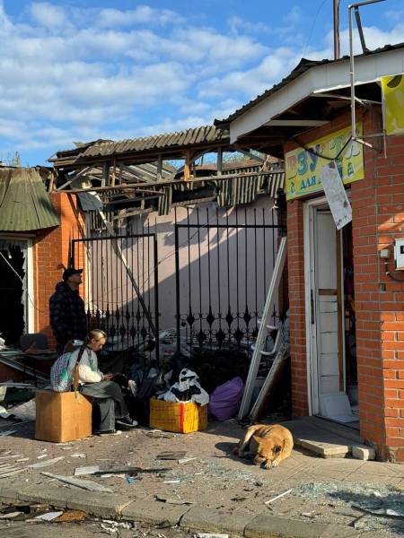 Деякі павільйони вигоріли вщент: фото із місця, куди в Миколаєві влучила російська ракета - INFBusiness