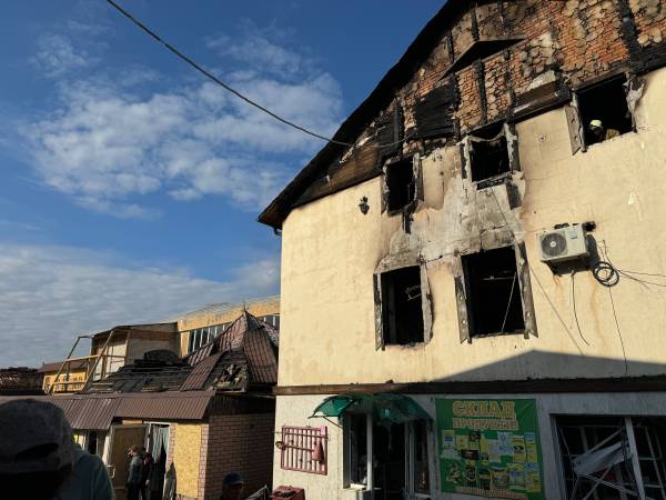 Деякі павільйони вигоріли вщент: фото із місця, куди в Миколаєві влучила російська ракета - INFBusiness