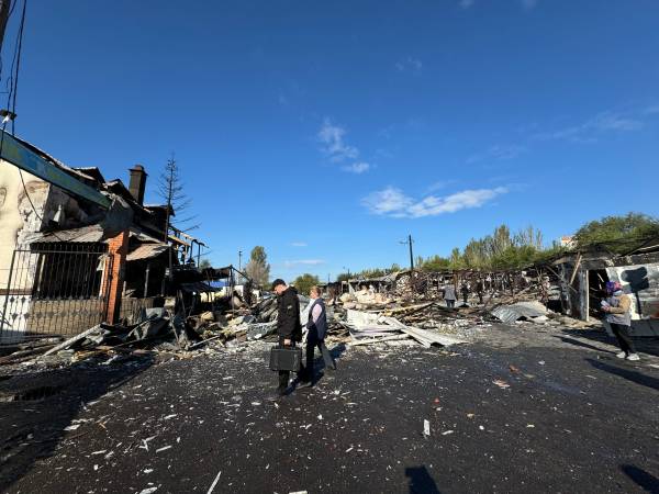 Деякі павільйони вигоріли вщент: фото із місця, куди в Миколаєві влучила російська ракета - INFBusiness