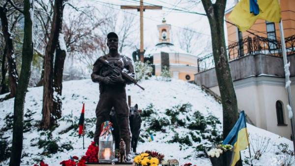 На Аскольдовій могилі відкрили монумент на честь Дмитра "Да Вінчі" Коцюбайла: фото - INFBusiness