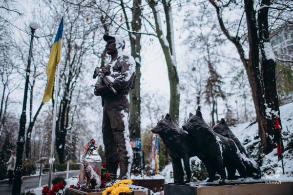 На Аскольдовій могилі відкрили монумент на честь Дмитра "Да Вінчі" Коцюбайла: фото - INFBusiness