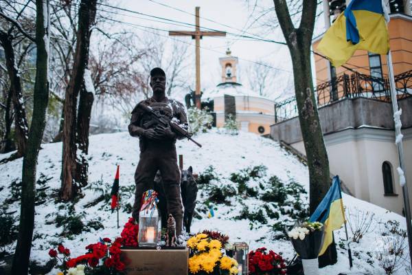 На Аскольдовій могилі відкрили монумент на честь Дмитра "Да Вінчі" Коцюбайла: фото - INFBusiness