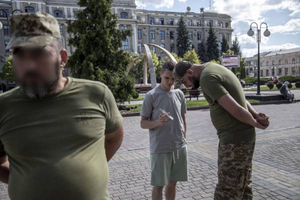 Чи можуть ТЦК забирати мобільні телефони у громадян: у Сухопутних військах відповіли - INFBusiness