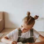 Як навчити дитину робити уроки самостійно: хитрощі, якими користуються розумні батьки