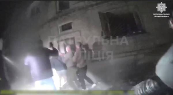 Вулиці перетворилися на зони трагедії: патрульні показали перші миті після удару по Запоріжжю - INFBusiness