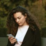 Фахівці розповіли, чому не варто довго дивитися в смартфон