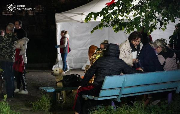 Перші кадри після удару по Черкасах: поліція евакуювала людей під звуки "Шахедів" - INFBusiness