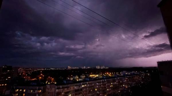 Небо наче з фільмів про апокаліпсис: кияни діляться фантастичними фото та відео грози 4 травня - INFBusiness