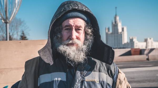 "Путін – Гітлер": у Москві чоловік стрибнув з мосту в річку з табличкою - INFBusiness