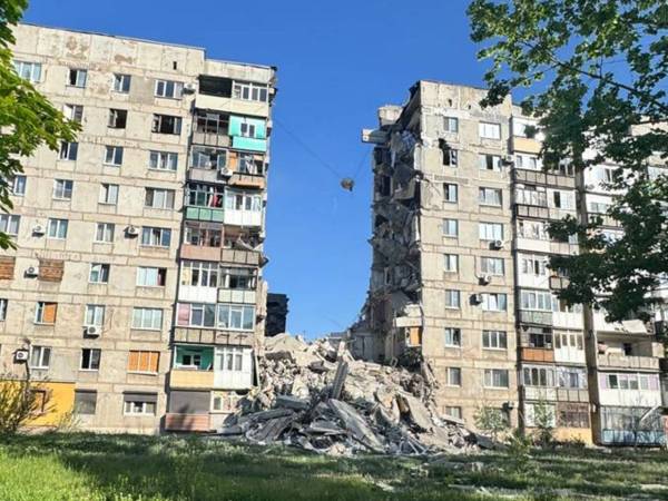 Російські війська скинули 3 авіабомби на Мирноград: є загиблі люди, знищено багатоповерхівку - INFBusiness