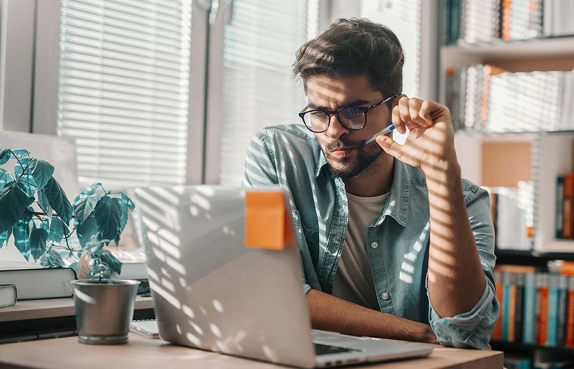 Внедрение специализированной CRM для учебного центра стало необходимым шагом для образовательных организаций, стремящихся повысить эффективность своей работы. Такие системы управления взаимоотношениями с клиентами, адаптированные под нужды образовательной сферы, помогают наладить бесперебойную коммуникацию между всеми участниками учебного процесса. CRM для учебных заведений обеспечивает автоматизацию множества рутинных задач: от отслеживания посещаемости до формирования индивидуальных учебных планов и анализа успеваемости. CRM для учебного центра