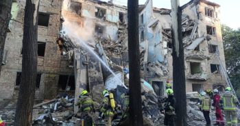 У Києві нагородили школярів, які допомагали із розбиранням завалів після ракетного удару - INFBusiness
