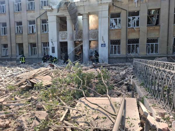 Прямим влучанням знищений ліцей на Одещині: є загиблі і поранені - INFBusiness