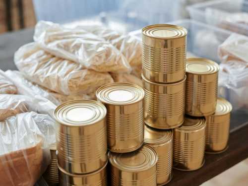 Людям із якими захворюваннями варто відмовитися від м'ясних консервів - INFBusiness