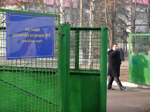 Ахметов і Крутой випили чаю з дітьми-сиротами - INFBusiness