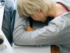Спите достатньо, але все одно втомилися? Причини, які вас здивують