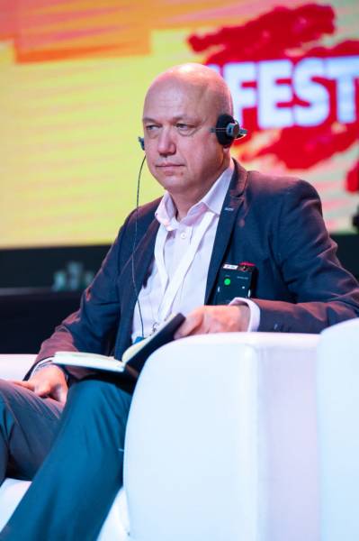 Роботи виходять на сцену: як школу змінюють нові технології - INFBusiness