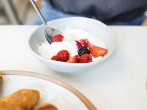 Дієтологи розповіли, які захворювання може викликати вживання йогурту