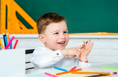 Програма передбачає виплату 5 тис. гривень сім'ям, які мають дитину, що пішла до 1-го класу у 2025 році. Програмою «Пакет учня» вже скористалися понад 168 тис. сімей. Понад 168 тисяч сімей вже скористалися програмою «Студентський пакет» - INFBusiness