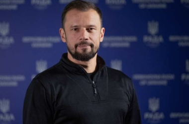 Згідно з інформацією від очільника профільного комітету ВР, наразі існує шанс трансформувати систему винагороди педагогів. У ВР розглядають пропозицію збільшити ставку вчителя до потрійного розміру мінімальної зарплати. В Раді ініціюють підняття окладу вчителя до трьох мінімалок. - INFBusiness