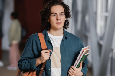 Для таких установ запроваджено регіональний коефіцієнт підтримки 1,1, що передбачає додаткові 10% до державного забезпечення. Прифронтовим та релокованим університетам збільшили обсяг фінансування на 10%. Виші прифронтової зони та переміщені отримають на 10% більше фінансування. - INFBusiness