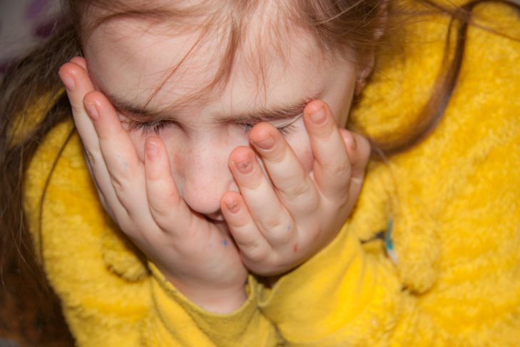 Здається, що це вияв турботи, але насправді він повільно, але вірно позбавляє дитину найважливішої навички. Батьки, які постійно виправляють помилки за своїм чадом, навіть не підозрюють, яку шкоду вони завдають його майбутньому. Ви псуєте йому майбутнє: звичка батьків, яка виховує безвідповідальність - INFBusiness