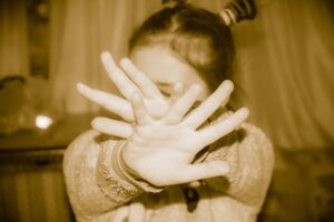 "ОСВІТА новини" – це український новостний сайт, який створений з метою надати важливу і актуальну інформацію про освіту, культуру, студентський життя, дітей і сім'ю. Наша місія - сприяти розвитку суспільства через поширення знань і обмін досвідом. Що ваша дитина не скаже вам ніколи: сигнали дитячої травми, які ми приймаємо за капризи