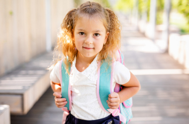 Ініціатива передбачає надання 5 тисяч грн на кожного учня першого класу, котрий є в українських сім'ях Держава використала близько 1 млрд грн на ініціативу «Пакунок школяра» Уряд спрямував близько 1 мільярда гривень на проєкт "Шкільний портфель". - INFBusiness