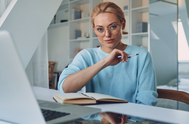 З 2026 року в межах пілотного проєкту кошти надходитимуть на персональний віртуальний рахунок освітянина На підвищення кваліфікації держава виділятиме вчителю 1500 грн Державна підтримка: 1500 грн на перепідготовку вчителям - INFBusiness