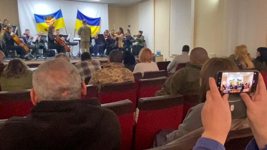 Повномасштабна війна висунула на перший план не лише питання фізичного захисту, а й необхідність психологічної реабілітації військових, які пережили бойову психічну травму. У цьому контексті з’являються унікальні ініціативи, що поєднують досвід фронту та силу мистецтва. Одним із таких глибоких та інноваційних проєктів є «Вібрації відновлення» — благодійні концерти на підтримку 5 окремої штурмової Київської бригади. Цей проєкт використовує музику як цілющий інструмент, що допомагає зцілювати невидимі рани. Вже зараз ви можете оцінити атмосферу та якість цих подій, подивившись концерти в діджитал-галереї. «Вібрації відновлення»: Як музика та 5 ОШБр створюють унікальну арттерапію для військових - INFBusiness