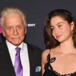 Донька Дугласа та Зети-Джонс, 22 роки, в сукні-вінтаж матері з’явилася з…