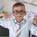 Навчаємо дитину розрізняти час за годинником.