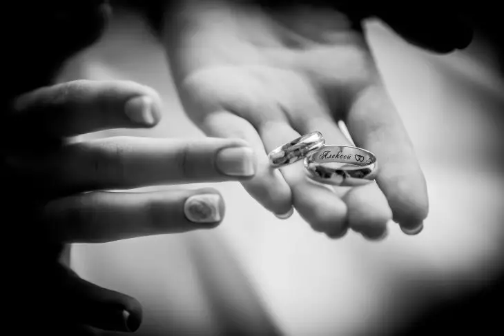 Тиха образа: навіщо жінки перестають ділитися проблемами із чоловіком